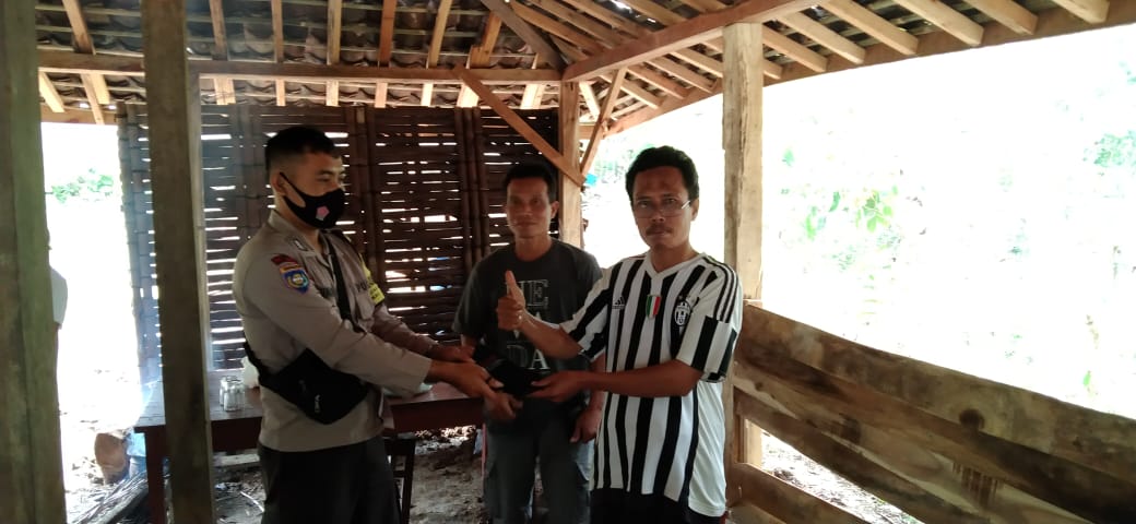 Bhabinkamtibmas Bagi-bagi Masker